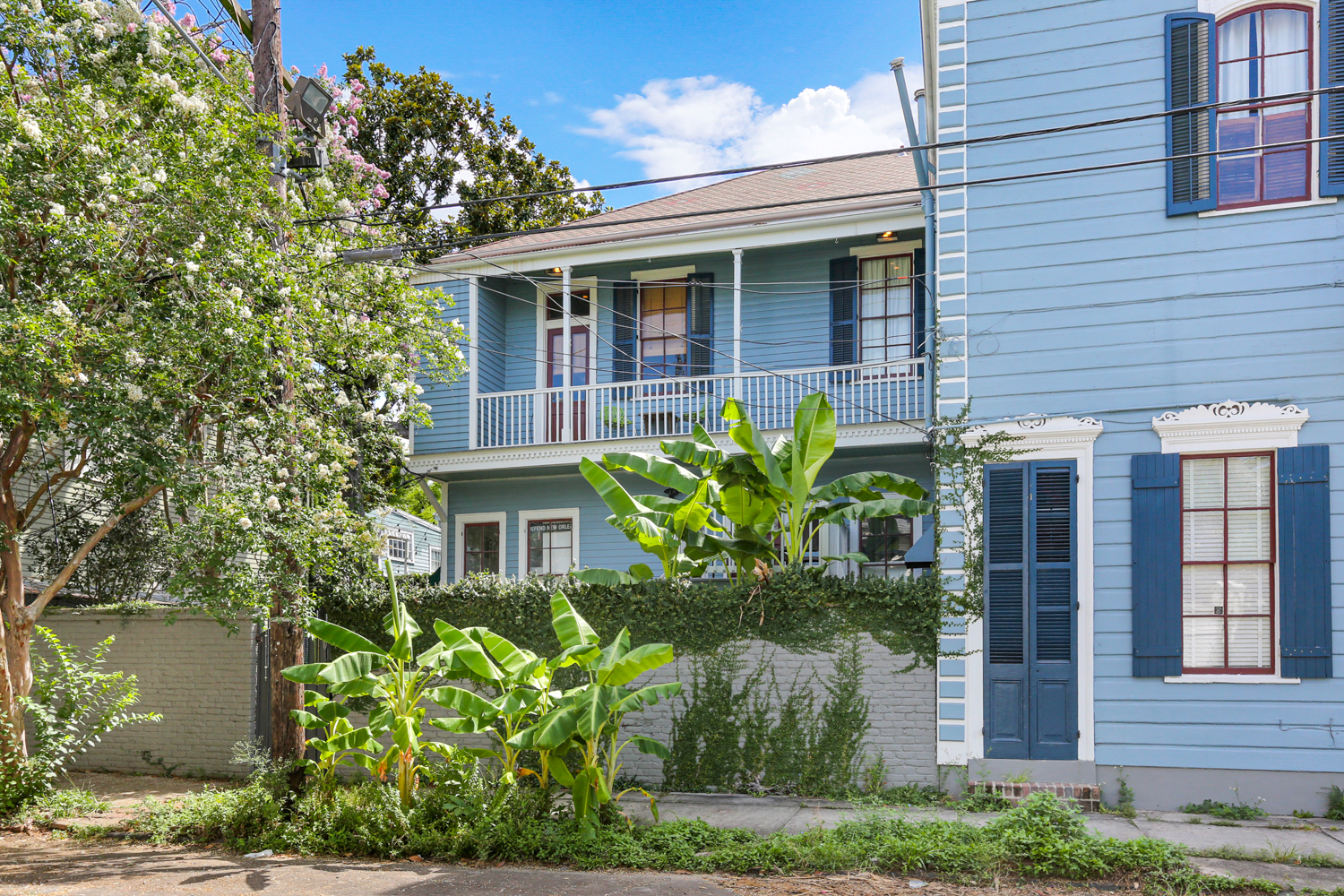  Garden District  4 beds, 2.5. Large and  spacious living room. High ceilings and hardwood floors throughout! Outside courtyard and deck. Steps away from Magazine St  with amazing restaurants and shops.