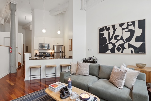 Condo in great location in the Warehouse District. Walk to restaurants, galleries & museums. Light and bright open floor plan w/ 16ft+ ceilings. Floor to ceiling windows Condo has 24/7 doorman, fitness center, pool, washer and dryer in the unit & parking.