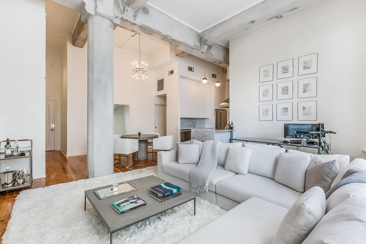 Beautiful light filled condo in the heart of the warehouse district. Parking! Gym and Pool!