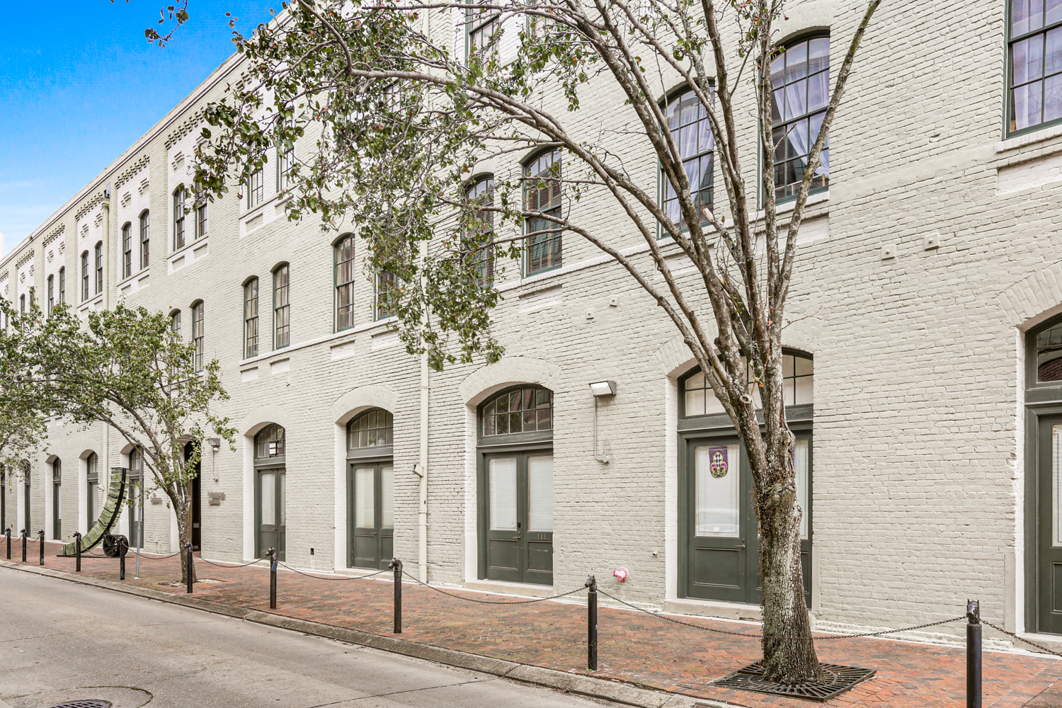 Great condo in the heart of the warehouse district. High 15 foot ceilings. Loft style bedroom upstairs.2nd bedroom is set up as an office. Parking one block away in a garage. Walk to many restaurants and shops! 